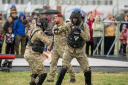 Skok do světa výsadkářů. Den otevřených dveří nabídl jedinečný zážitek