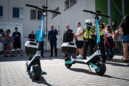 Strážníci z Ostravy-Jihu mají nové elektrokoloběžky. Využijí je při práci