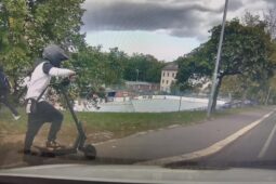 Útěk na elektrokoloběžce skončil fiaskem. Strážnice mladíka doběhla po svých