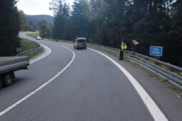Motorkář vyjel ze silnice za svodidla. V ohrožení života letěl do nemocnice