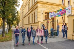 Zahoďte klíčky, vyndejte tenisky! Rokycany vymění auta za chůzi, do škol míří pěší revoluce