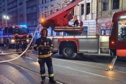 O prodlouženém víkendu hořelo ve dvou pražských bytových domech. Hasiči zachránili desítky lidí
