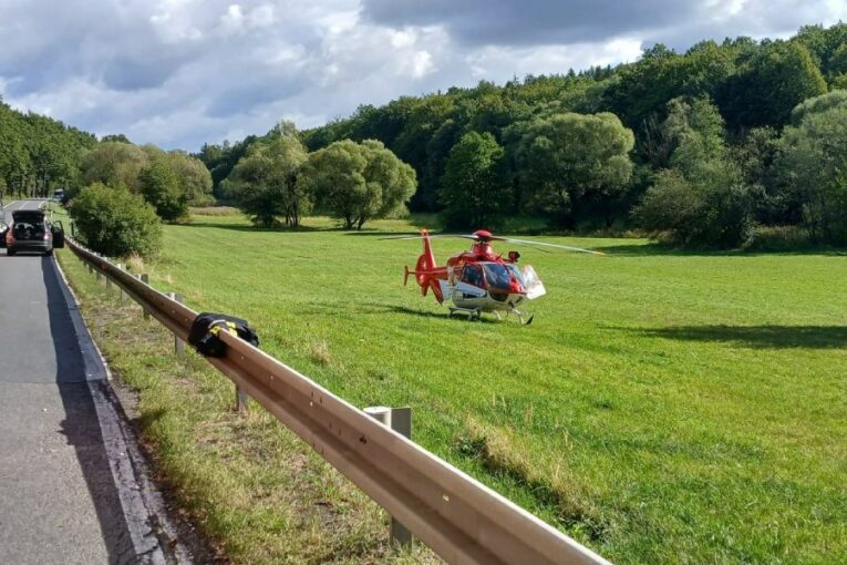 Motorkář po střetu s vozem utrpěl velmi vážná zranění s velkou ztrátou krve
