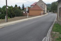 Most v Koryčanech nahradil nový propustek. Opravou prošla i silnice
