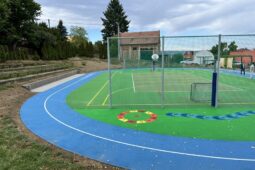 Školáci v Mařaticích mají nové sportoviště, využít ho může i veřejnost
