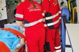 Včasné zaškrcení ran rozhodlo: Kolegové zachraňovali vážně zraněnou ženu po střetu s vozíkem