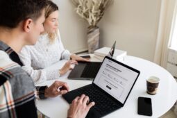 Když přijde plnoletost. Jak řešit studium, finance, úřady či daně