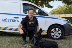 Psí veterán Mates odložil služební obojek. V Kladně nastupuje nová generace
