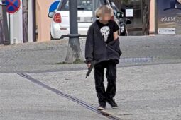 Poplach v centru města. Strážníci zasahovali proti mladíkovi se samopalem