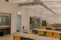 Bývalá pošta na Malé Straně se změnila v učebny a jídelnu