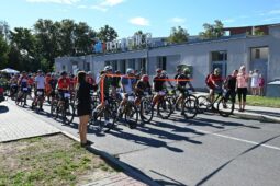 Cyklisté šlápli do pedálů pro dobrou věc. Jedu na krev přilákalo téměř 200 lidí