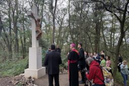 Na Hutích vznikla nová křížová cesta. Zpřístupnila také místní lesík
