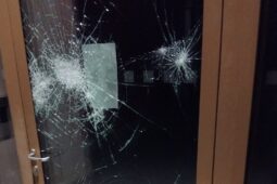 Běsnění mladého muže. Vysklil dveře a poškodil auto
