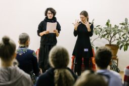 Noc literatury zavede čtenáře do Holešovic. Vybraná čtení nabídne i ve znakovém jazyce