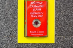 Chlapec sledoval mobil a spadl do kolejiště metra. Zachránil ho neznámý cizinec