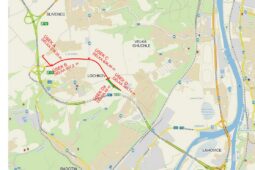 Nová silnice propojuje Lochkov a Slivenec. Má odvést auta z obytných ulic