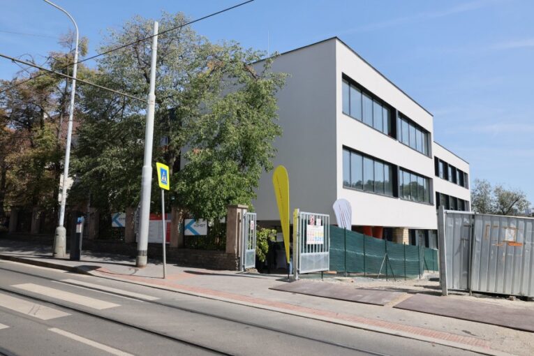 Škola na Zlíchově se bude věnovat i žákům se specifickými potřebami. Umožní to moderní pavilon
