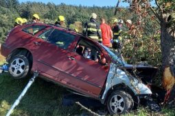 Prodloužený víkend: 24 nehod. Auto u Opočna skončilo ve stromě