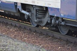 Tragédie na železnici ve Zlíně: Senior po střetu s vlakem zemřel