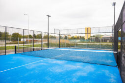 Ze Španělska do Ostravy za čtyři dny. V Porubě vyrostl nový kurt pro populární padel
