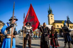 V ulicích Příbrami ožije historie. Slavnost Svatohorská šalmaj zve na den jako z jiné doby