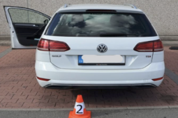 Na parkovišti poškodil Golf a zmizel. Policie hledá řidiče i svědky