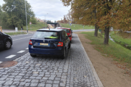 Klatovští řidiči řeší parkování u potoka. Pozor, ať nezablokujete chodník!
