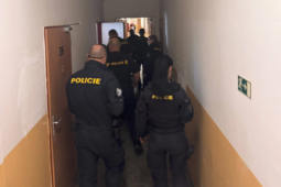 Měl padělaný doklad a pracoval načerno. Cizinecká policie měla v srpnu napilno.