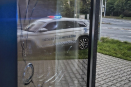 Pozvání na kávu skončilo rozbitými dveřmi. Žena nadýchala 1,64 promile