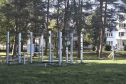 Zpustlá travnatá plocha ožije! Na Kozinově poli vyroste nové workoutové hřiště