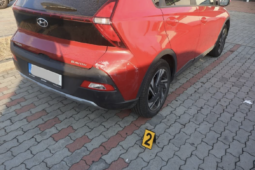 Naboural zaparkované auto a ujel! Policisté hledají svědky nehody z klatovského parkoviště
