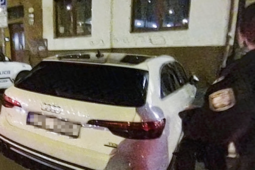 Projel zákazem a před strážníky narazil do chodníku: Opilý řidič nafoukal přes 1,3 promile!