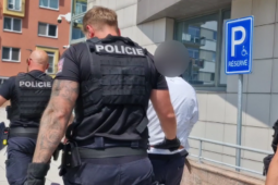 VIDEO: Vychytralý cizinec podstrčil řidiči falešné peníze z inkoustové tiskárny