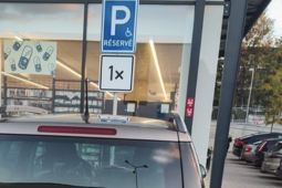 Zaparkoval na invalidech s kartou své zesnulé matky!