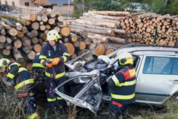 Vlak na Rokycansku smetl osobní auto! Zraněného řidiče vystříhávali hasiči, do nemocnice ho transportoval vrtulník
