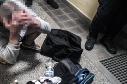 Přistihl cizího muže v paneláku a zavřel ho na balkoně. Ten utekl přes další patro