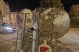 Popsal dopravní značky fixou. Za pár tahů mu hrozí až rok vězení