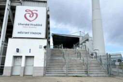 Fotbalový stadion v Uherském Hradišti má opravenou tribunu. Příští rok přijde na řadu osvětlení