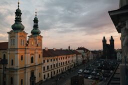 Tři páteční večery na terase galerie spojí umění, hudbu a výhled