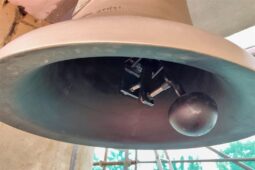 Krematorium dostalo nový hlas. Zvon o váze 353 kilogramů už visí nad městem