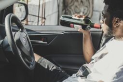 Opilost už nemá pachatelům závažných zločinů pomáhat k nižším trestům: chystá se změna zákona