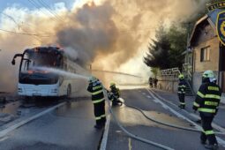V Lutonině vzplál autobus s pěti desítkami cestujících