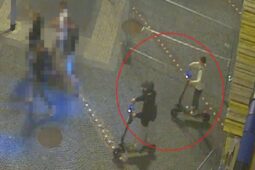 Srážka chodce s cyklistou. Hledají se dva mladíci
