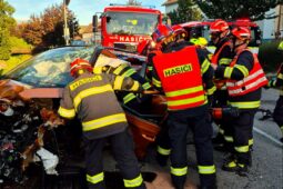 Čelní střet dvou aut v Bojkovicích skončil tragicky. Jedna z řidiček zemřela