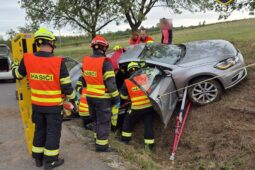 Auto sjelo u Boršic do příkopu. Zraněnou řidičku museli vyprostit hasiči