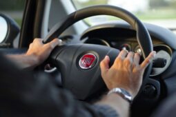 Železniční přejezd bude zavřený, řidiči budou muset jezdit jinudy
