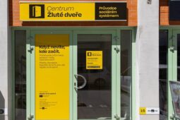 Žluté dveře pomáhají lidem zorientovat se v těžké situaci. Nejčastěji přicházejí pečující