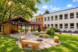 Zahrada mateřské školy Klubíčko prošla obnovou. Děti získaly moderní venkovní učebnu i herní prvky