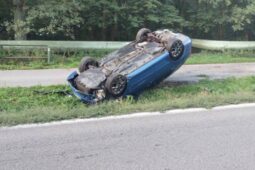 Řidič převrátil nedaleko Globusu auto na cyklostezku