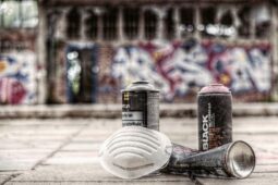 Hlídka dopadla dva sprejery, jeden poškodil zídku, druhý rozvaděč